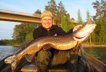 Hauki 8,41 kg Ruovesi keskuu 2003. Kalastaja Petri Ristiniemi.