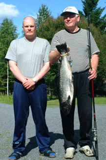Järvilohi 5,81 kg Kuorevesi kesäkuu 2002. Kalastaja: Paavo Varonen. Kuva K-M-V-lehti.